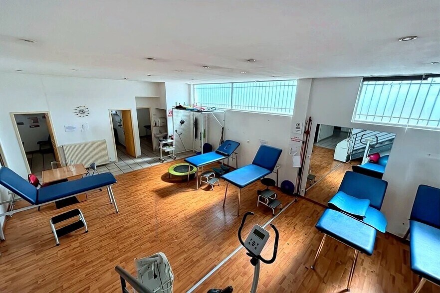 Flex in Arles for lease - Interior Photo - Image 2 of 8