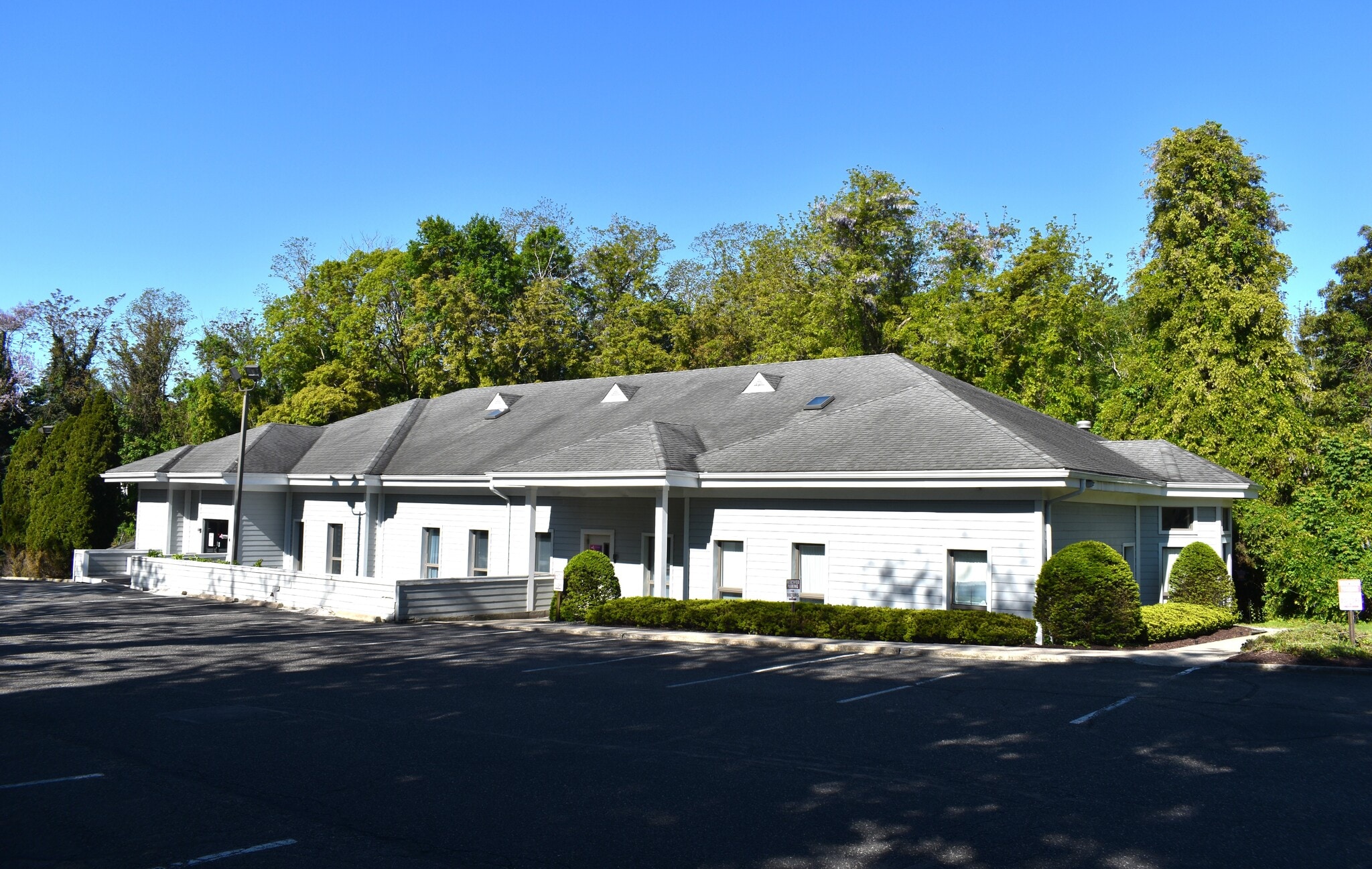 118 N Country Rd, Port Jefferson, NY à vendre Photo du bâtiment- Image 1 de 12
