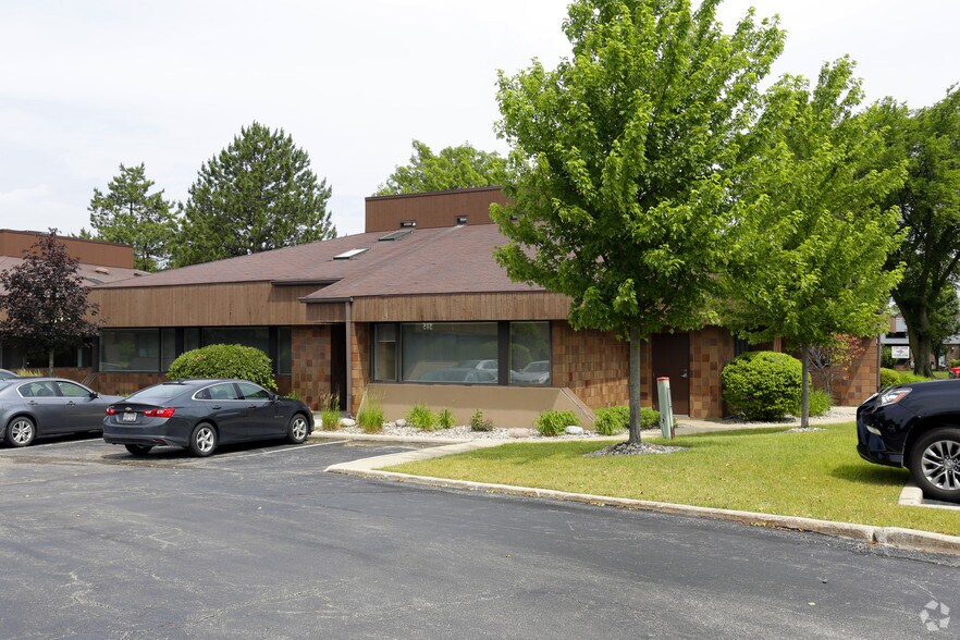 16W343 83rd St, Burr Ridge, IL à louer - Photo du bâtiment - Image 3 de 19