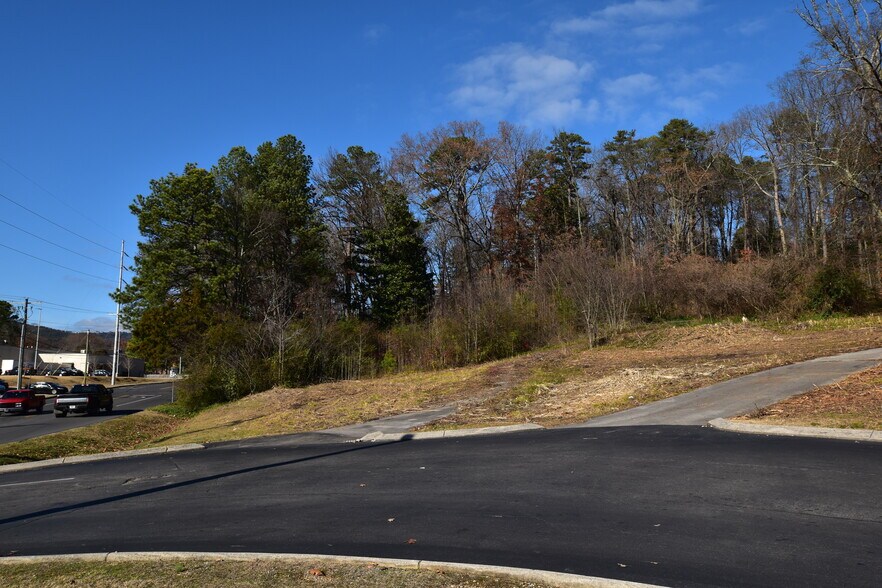 525-527 S Tibbs Rd, Dalton, GA à vendre - Photo du bâtiment - Image 2 de 5