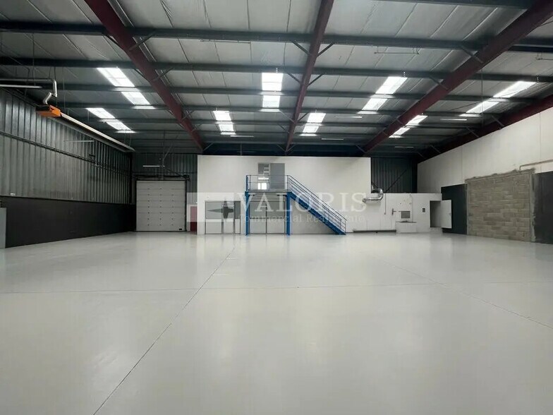 Flex in Chassieu for lease - Interior Photo - Image 2 of 9