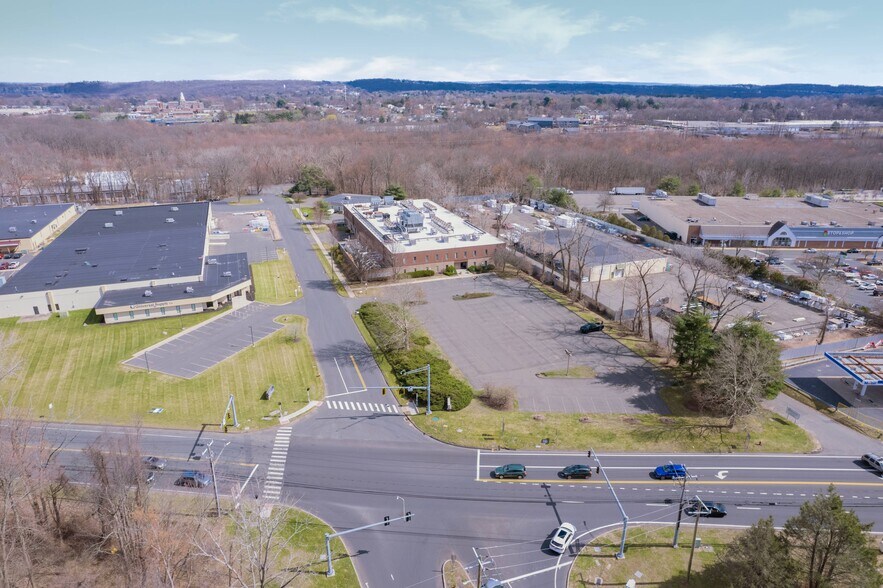 25 Holly Dr, Newington, CT à louer - Photo du bâtiment - Image 1 de 5