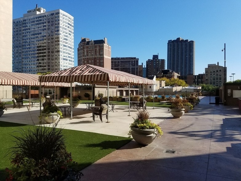 655 W Irving Park Rd, Chicago, IL for sale - Building Photo - Image 3 of 11