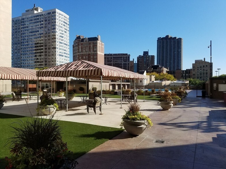 655 W Irving Park Rd, Chicago, IL à vendre - Photo du bâtiment - Image 3 de 11