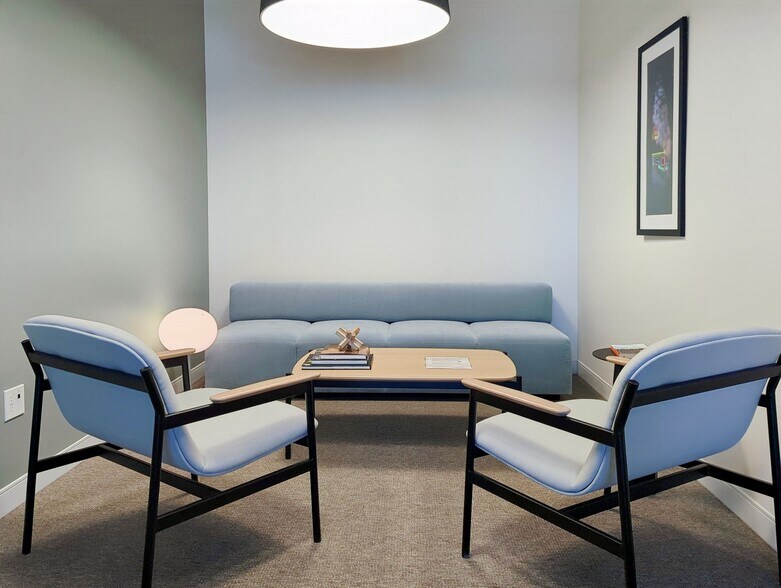 9850 King George Blvd, Surrey, BC à louer - Photo intérieure - Image 2 de 12