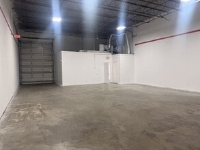 2696 NW 31st Ave, Lauderdale Lakes, FL for lease Interior Photo- Image 2 of 6