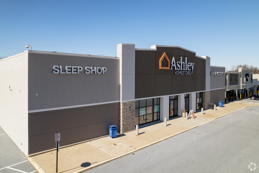 Park City Plaza portefeuille de 2 propriétés à vendre sur LoopNet.ca - Photo principale - Image 3 de 7