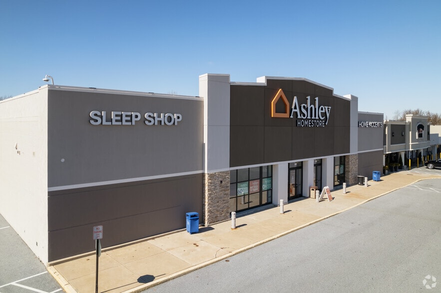 Park City Plaza portfolio of 2 properties for sale on LoopNet.ca - Primary Photo - Image 3 of 7