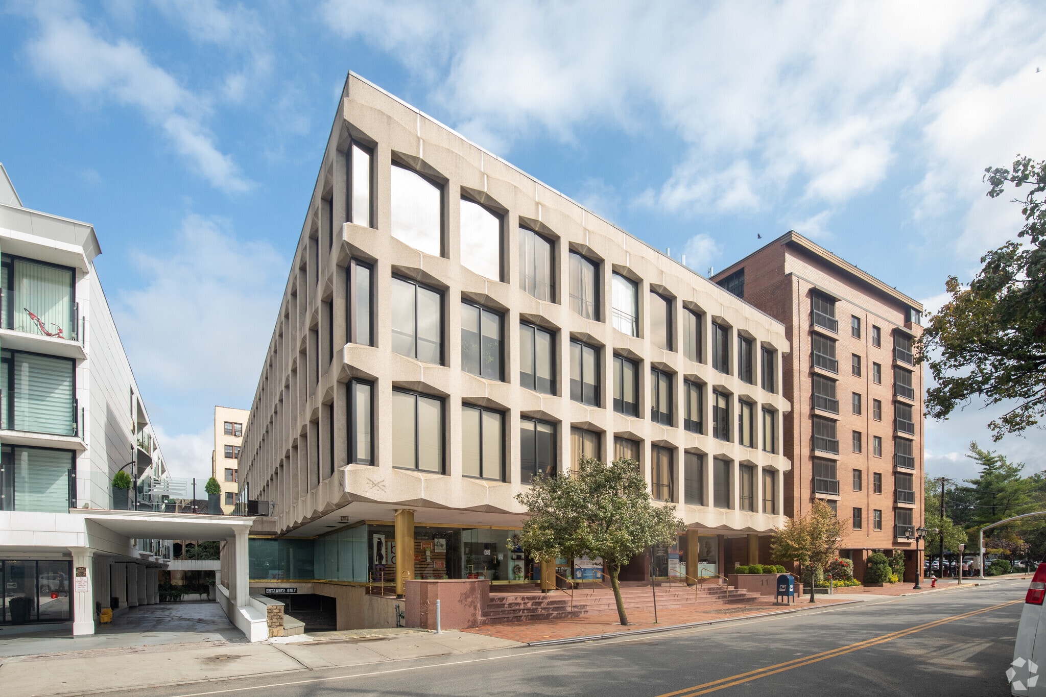 11 Grace Ave, Great Neck, NY à louer Photo principale- Image 1 de 28