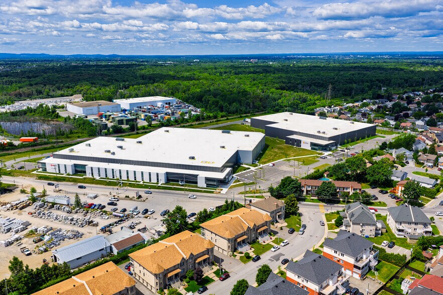 141 Boul Bellerose O, Laval, QC à louer - Photo du bâtiment - Image 1 de 11