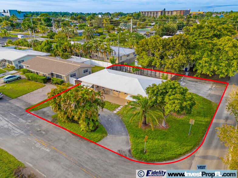 2581 NE 11th Ct, Pompano Beach, FL à vendre - Photo du bâtiment - Image 3 de 51
