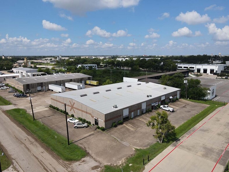 1560 Industrial Dr, Missouri City, TX for lease - Building Photo - Image 3 of 10