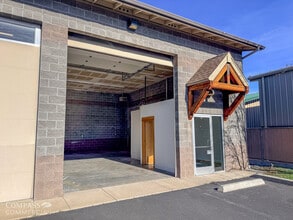 61450 American Ln, Bend, OR for lease Interior Photo- Image 1 of 3