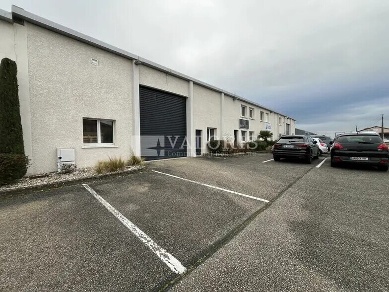 Flex dans Décines-Charpieu à louer - Photo du bâtiment - Image 1 de 7