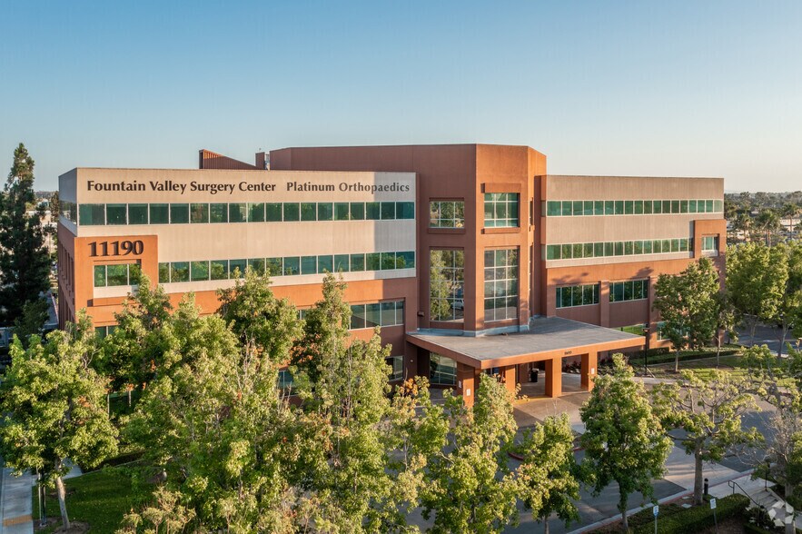 11190 Warner Ave, Fountain Valley, CA à louer - Photo du bâtiment - Image 1 de 2