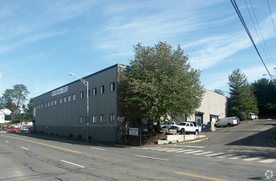 1 Testa Pl, Norwalk, CT à louer - Photo du bâtiment - Image 1 de 15