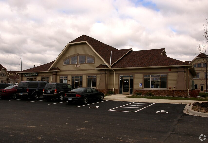 7915 Stone Creek Dr, Chanhassen, MN à louer - Photo du bâtiment - Image 2 de 6