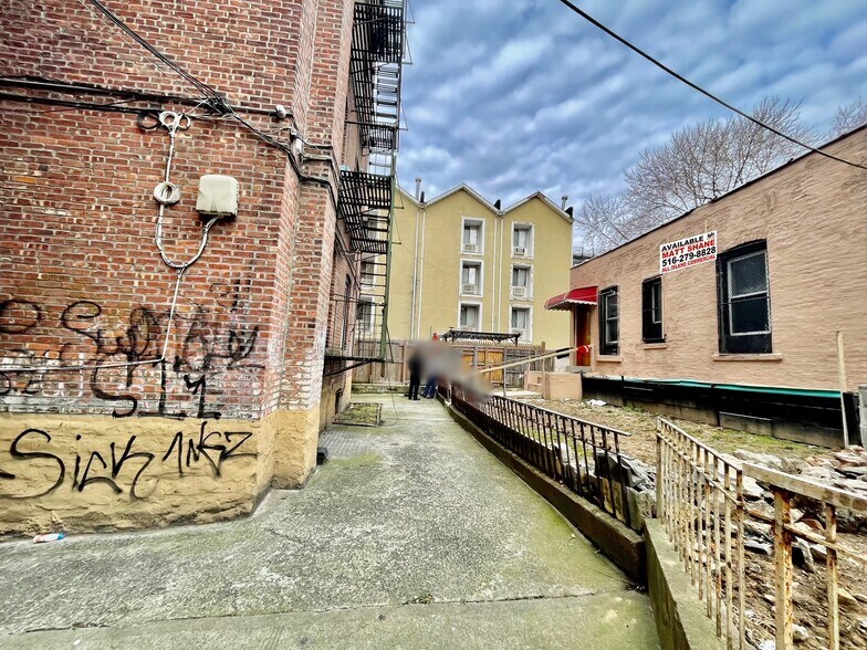 611 E 179th St, Bronx, NY à vendre - Photo du bâtiment - Image 2 de 20