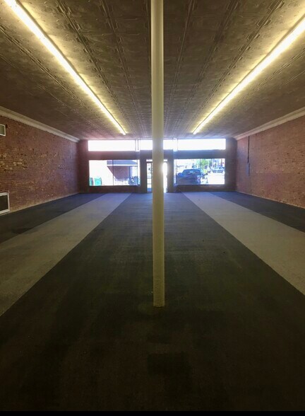 103 N Jackson St, Henderson, TX à vendre - Photo intérieure - Image 2 de 8