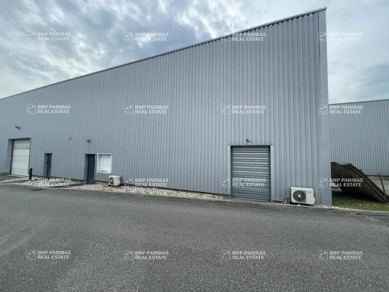 Flex in Brignais for lease - Building Photo - Image 2 of 10