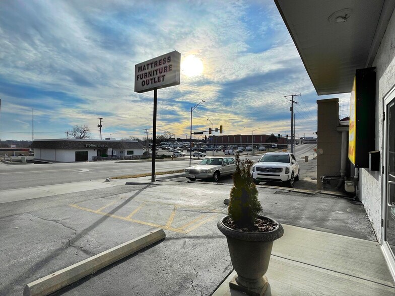 5930 Broadmoor St, Mission, KS for sale - Building Photo - Image 2 of 4