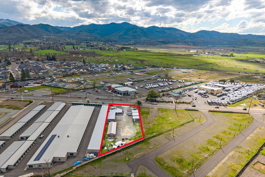 2 Units Zoned General Commercial portfolio of 2 properties for sale on LoopNet.ca - Building Photo - Image 2 of 43