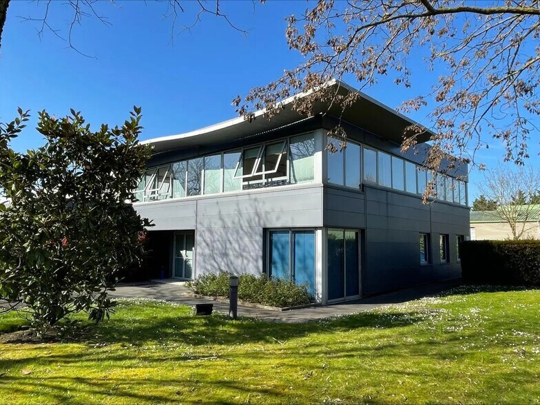 Local d'activités dans Le Plessis-Bouchard à vendre - Photo du bâtiment - Image 2 de 17