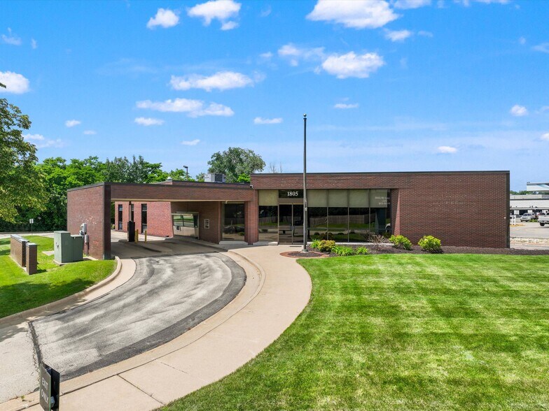 1805 John F Kennedy Rd, Dubuque, IA à vendre - Photo du bâtiment - Image 1 de 47