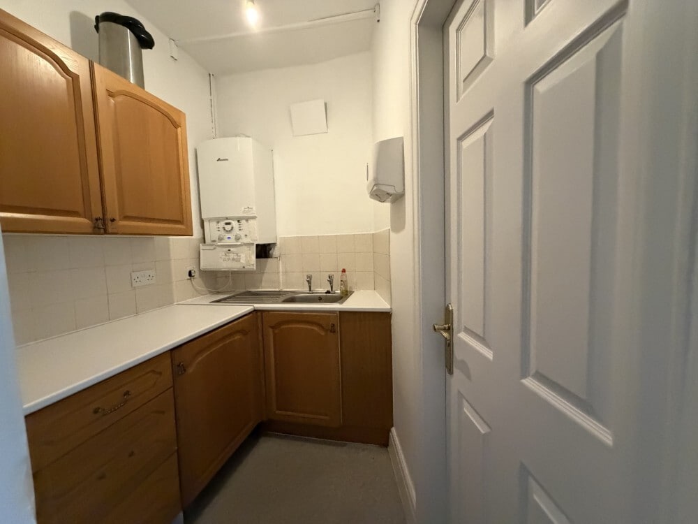 8 Camden Pl, Preston for lease Interior Photo- Image 1 of 8
