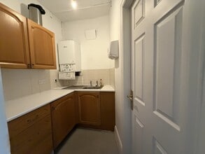 8 Camden Pl, Preston for lease Interior Photo- Image 1 of 8