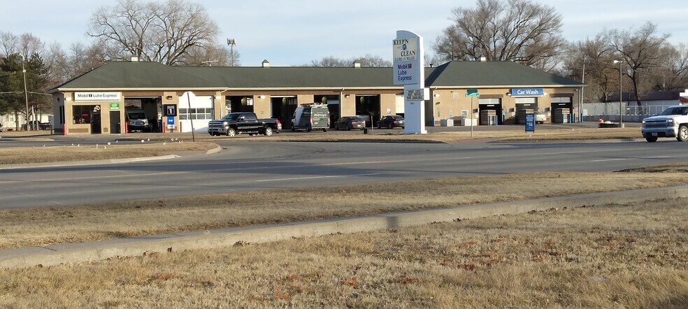 1914 NW Topeka Blvd, Topeka, KS à vendre - Photo du bâtiment - Image 2 de 3