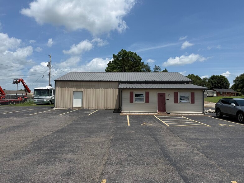 461 N Broadway St, Portland, TN à louer - Photo du bâtiment - Image 2 de 5