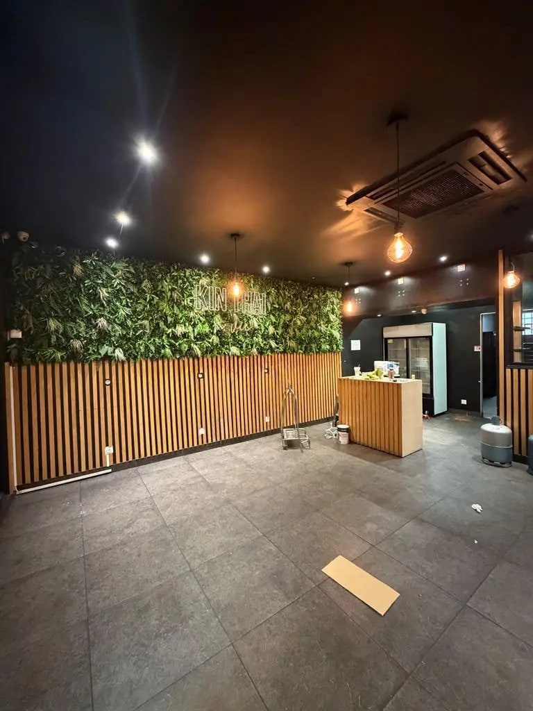 Retail in Saint-Denis for lease Interior Photo- Image 1 of 7