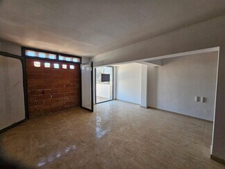 Plus de détails pour Multi-résidentiel à vendre