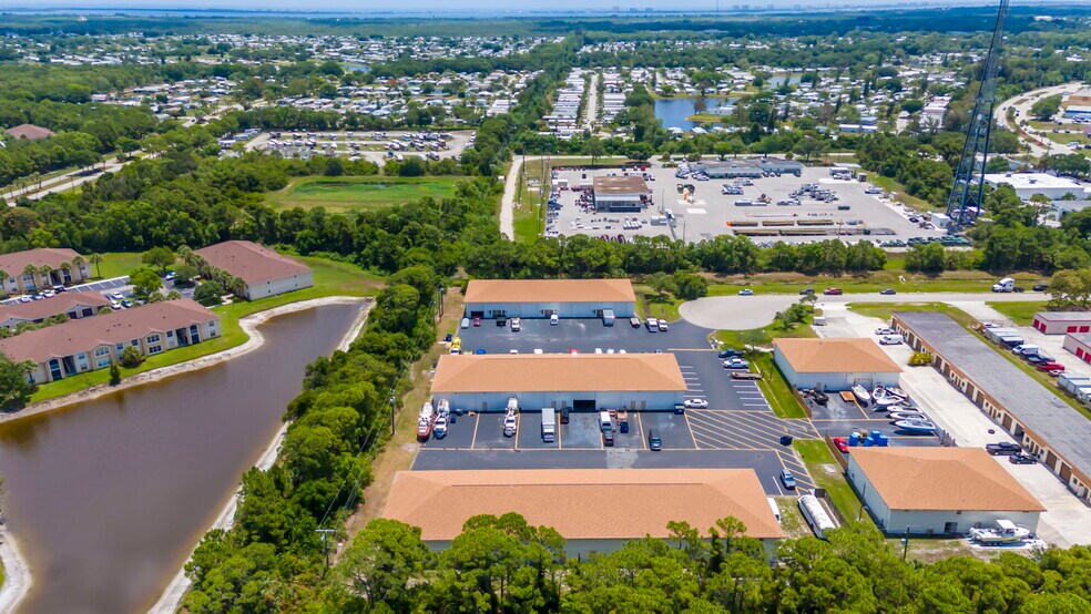 1013 SE Holbrook Ct, Port Saint Lucie, FL à vendre - Photo du bâtiment - Image 3 de 48