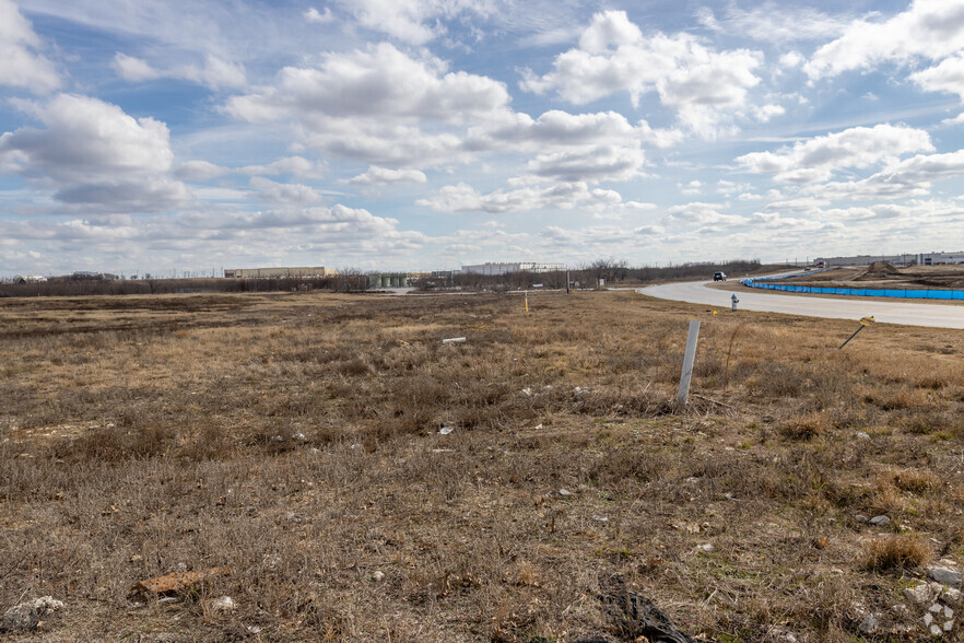 N 1450 N Western Blvd, Denton, TX à louer - Photo du bâtiment - Image 3 de 3