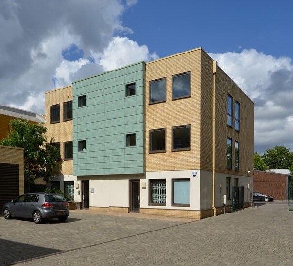165 Greenville Rd, Londres à louer - Photo du bâtiment - Image 3 de 13