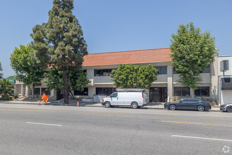 17037 Chatsworth St, Granada Hills, CA for lease - Building Photo - Image 3 of 4