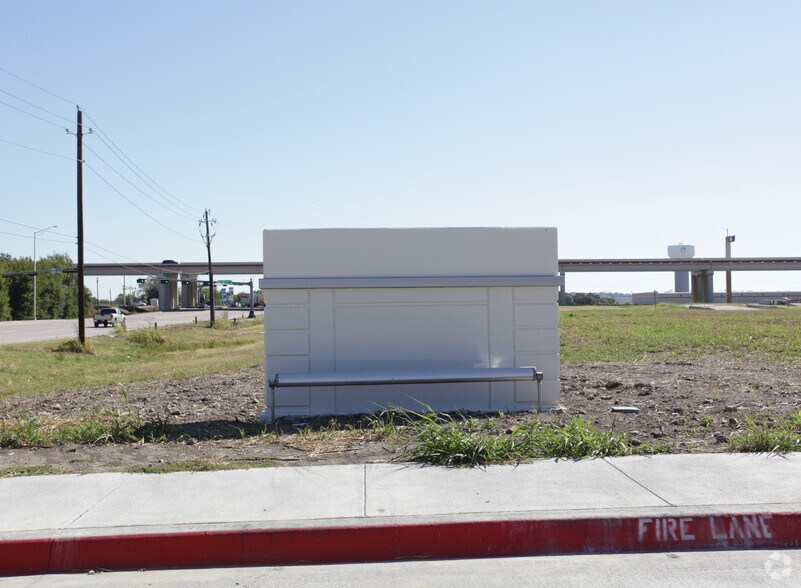 1825 W Belt Line Rd, Carrollton, TX à louer - Photo du bâtiment - Image 2 de 5