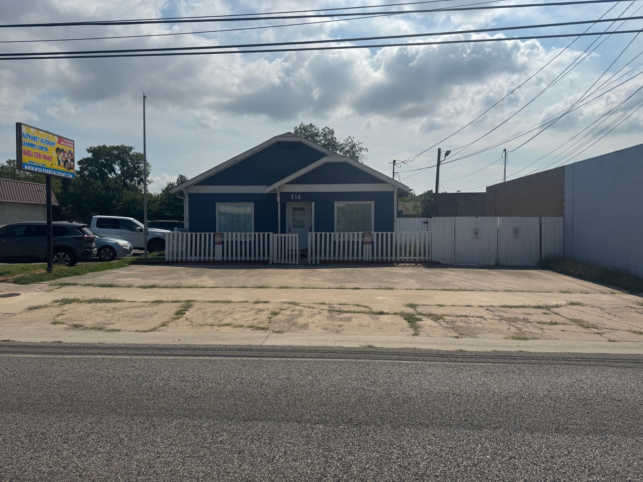 516 N Locust St, Denton, TX for lease Interior Photo- Image 1 of 3