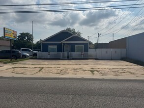 516 N Locust St, Denton, TX for lease Interior Photo- Image 1 of 3