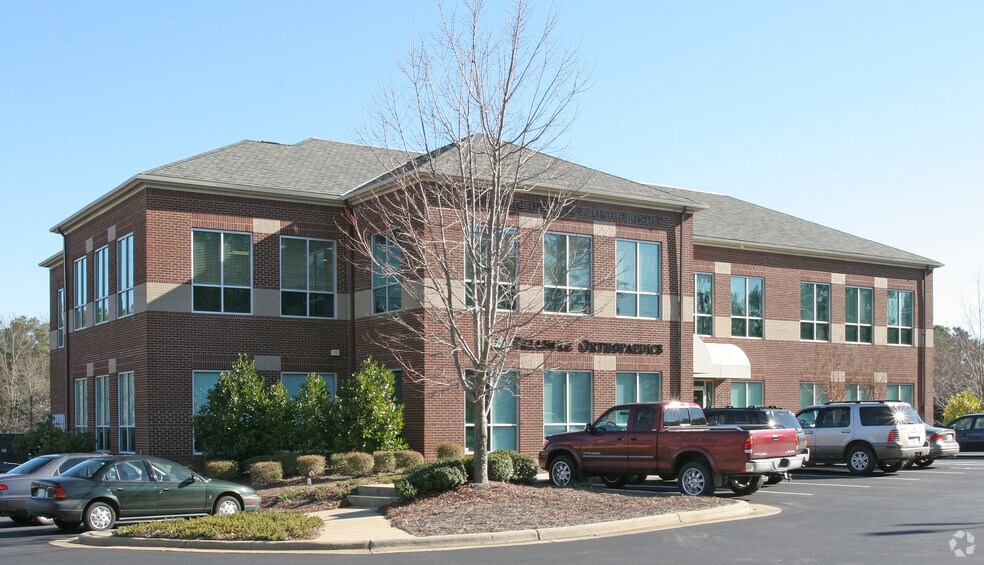 200 Timberhill Pl, Chapel Hill, NC à vendre - Photo du bâtiment - Image 2 de 13