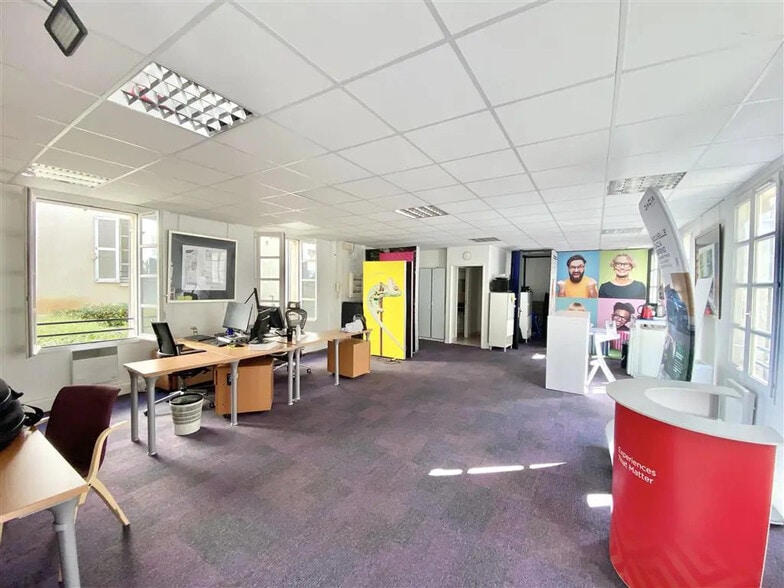 Office in Sèvres for lease - Building Photo - Image 2 of 9
