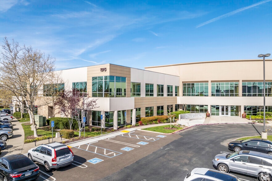 1075 Creekside Ridge Dr, Roseville, CA for lease - Primary Photo - Image 1 of 8