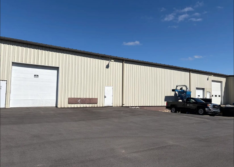 2758 3 Mile Rd, Grand Rapids, MI for lease - Building Photo - Image 3 of 9