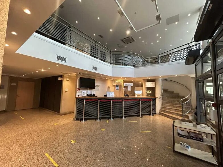 Bureau dans Créteil à louer - Hall d’entrée - Image 2 de 4