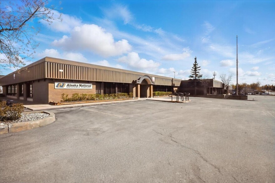 7001 Jewel Lake Rd, Anchorage, AK à vendre - Photo du bâtiment - Image 1 de 37