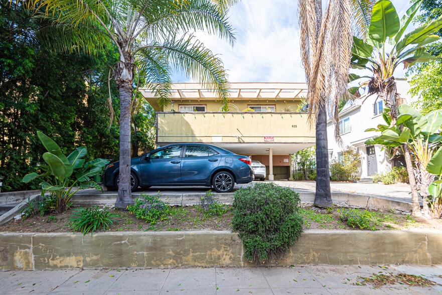 635 N Beachwood Dr, Los Angeles, CA for sale - Building Photo - Image 2 of 7