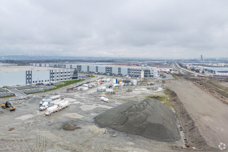 8080 Zylmans Way, Richmond, BC à louer - Photo du bâtiment - Image 3 de 4