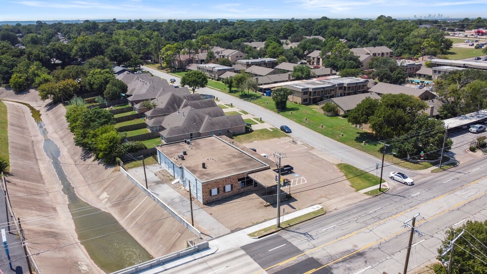 641 W Bedford Euless Rd, Hurst, TX à vendre - Photo du bâtiment - Image 2 de 9